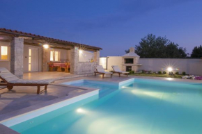 2-bedroom house with pool in Pula